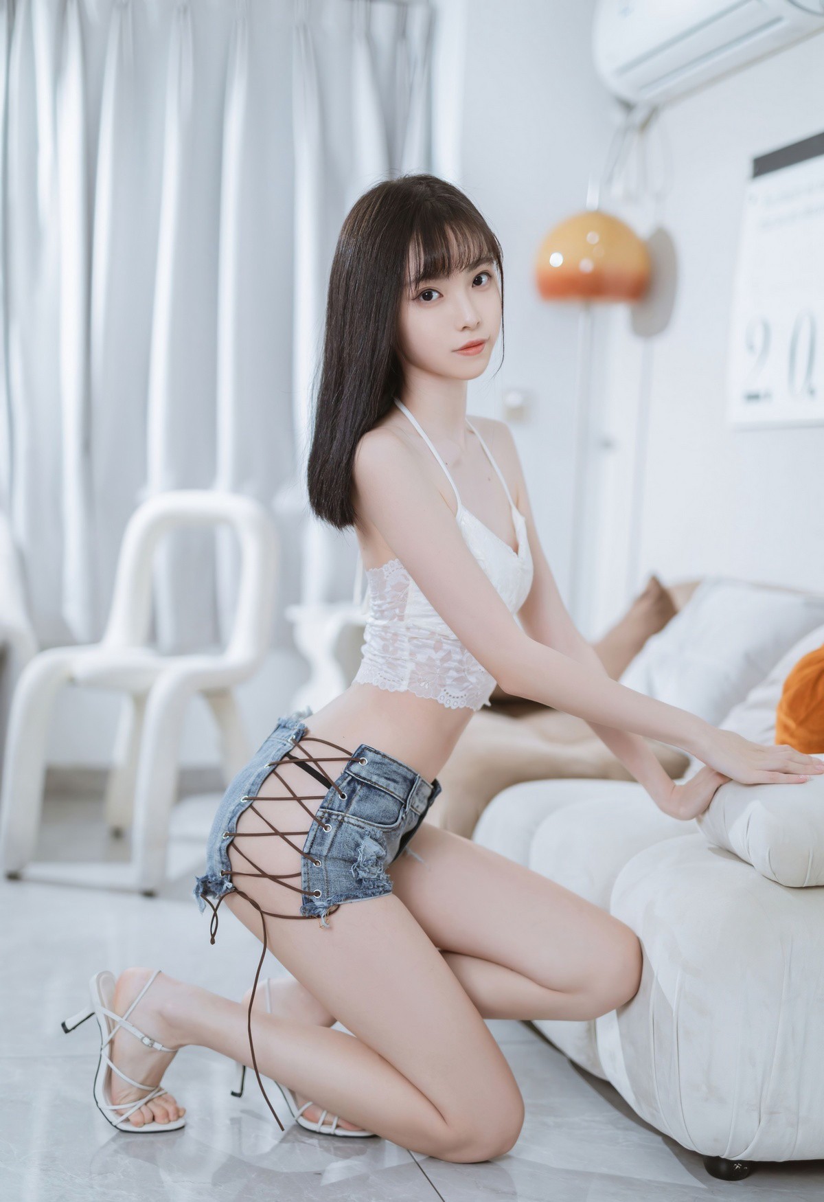 许岚大尺度cosplay性感牛仔裤风骚白皙皮肤美腿玉足