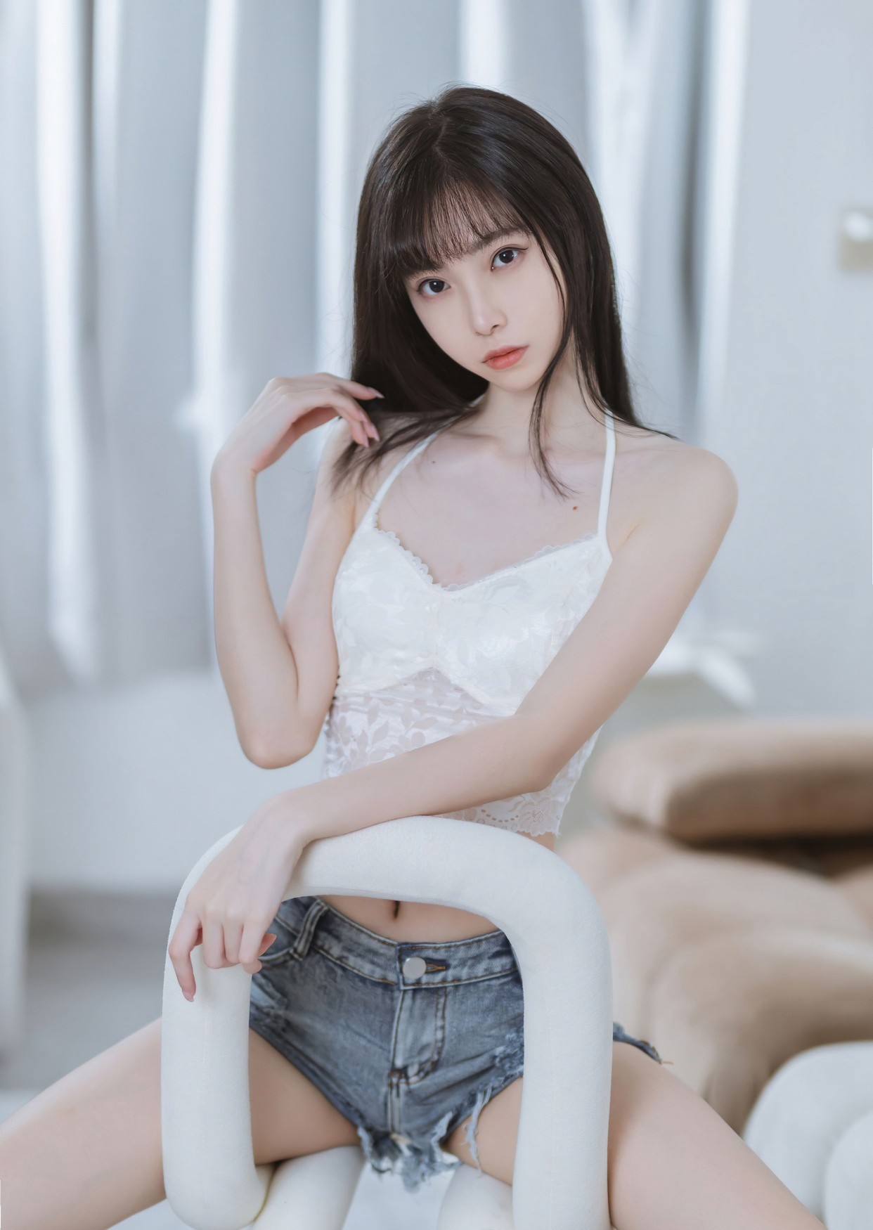 许岚大尺度cosplay性感牛仔裤风骚白皙皮肤美腿玉足