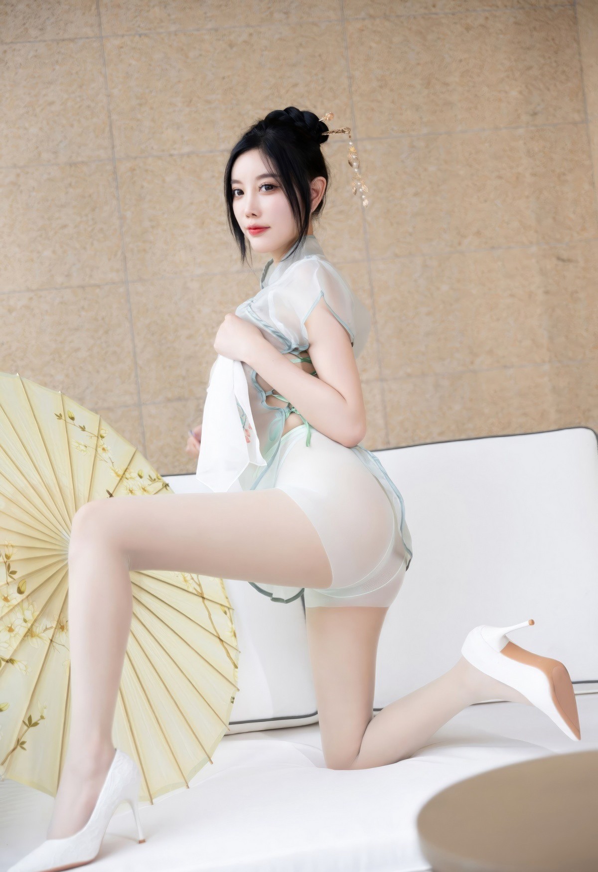 杨晨晨紧身旗袍性感超薄白丝美腿丰满美臀丁字裤