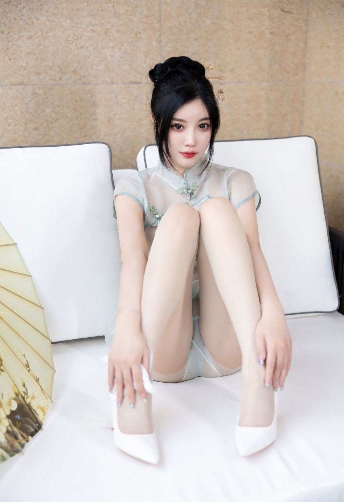 杨晨晨紧身旗袍性感超薄白丝美腿丰满美臀丁字裤