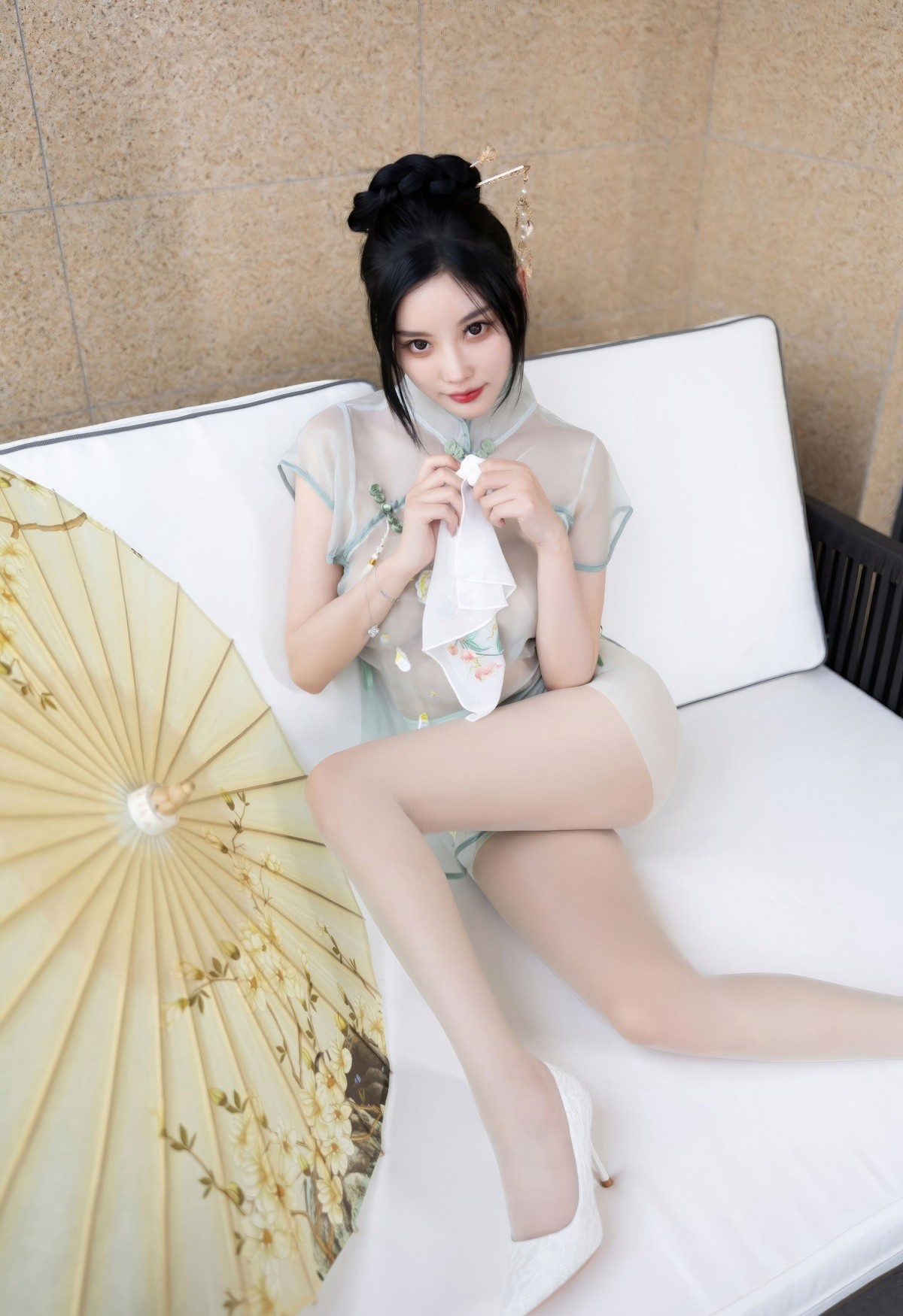 杨晨晨紧身旗袍性感超薄白丝美腿丰满美臀丁字裤