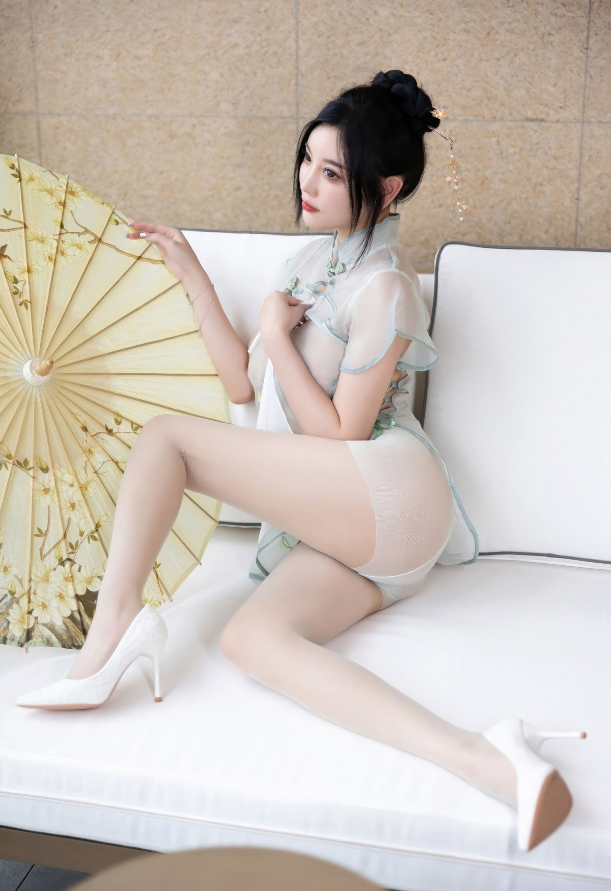 杨晨晨紧身旗袍性感超薄白丝美腿丰满美臀丁字裤