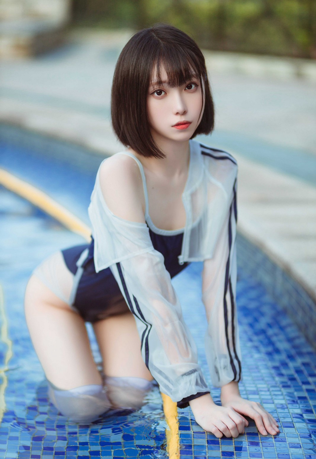 许岚cos大尺度白丝美腿玉足性感水中的丝袜写真