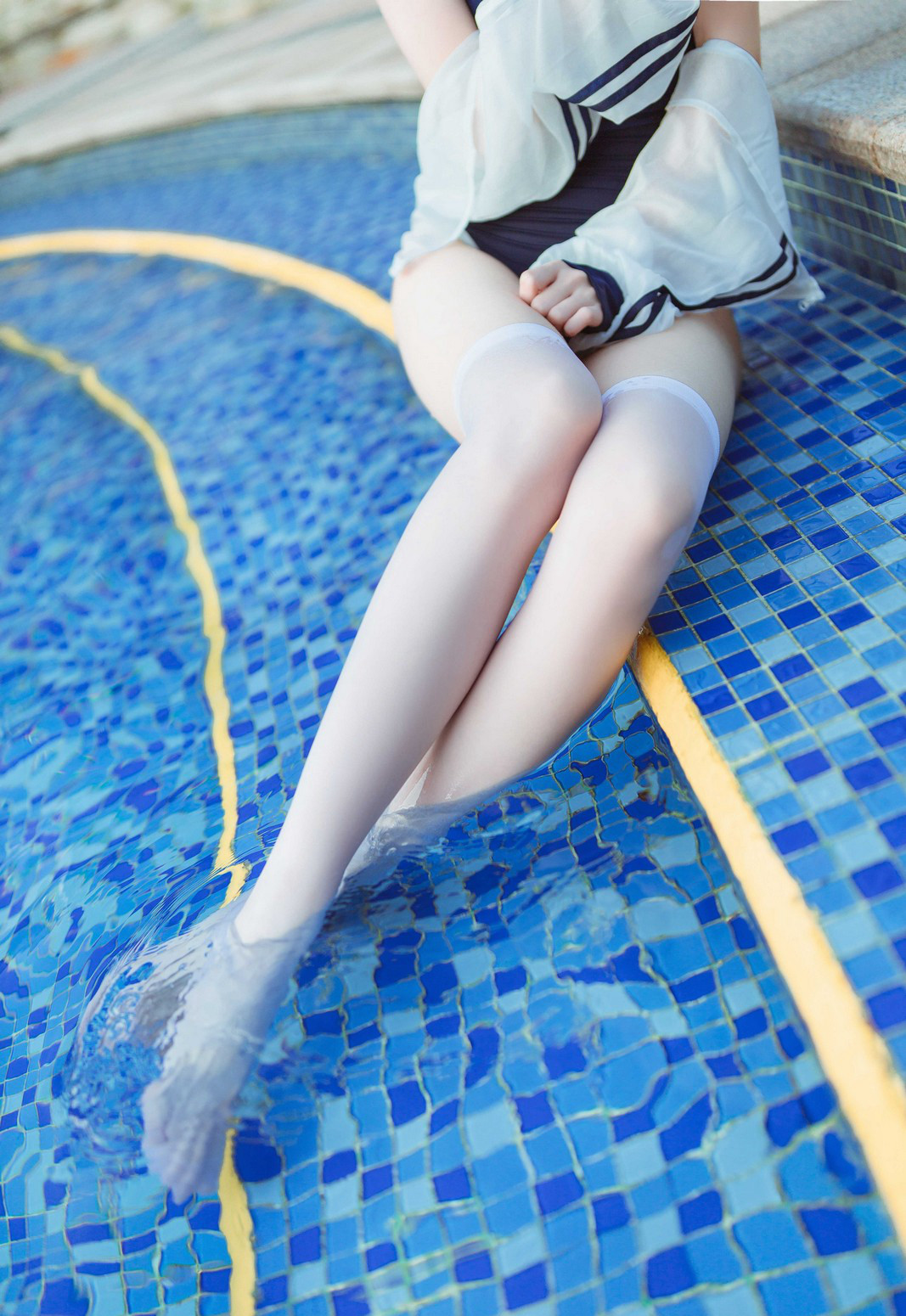 许岚cos大尺度白丝美腿玉足性感水中的丝袜写真