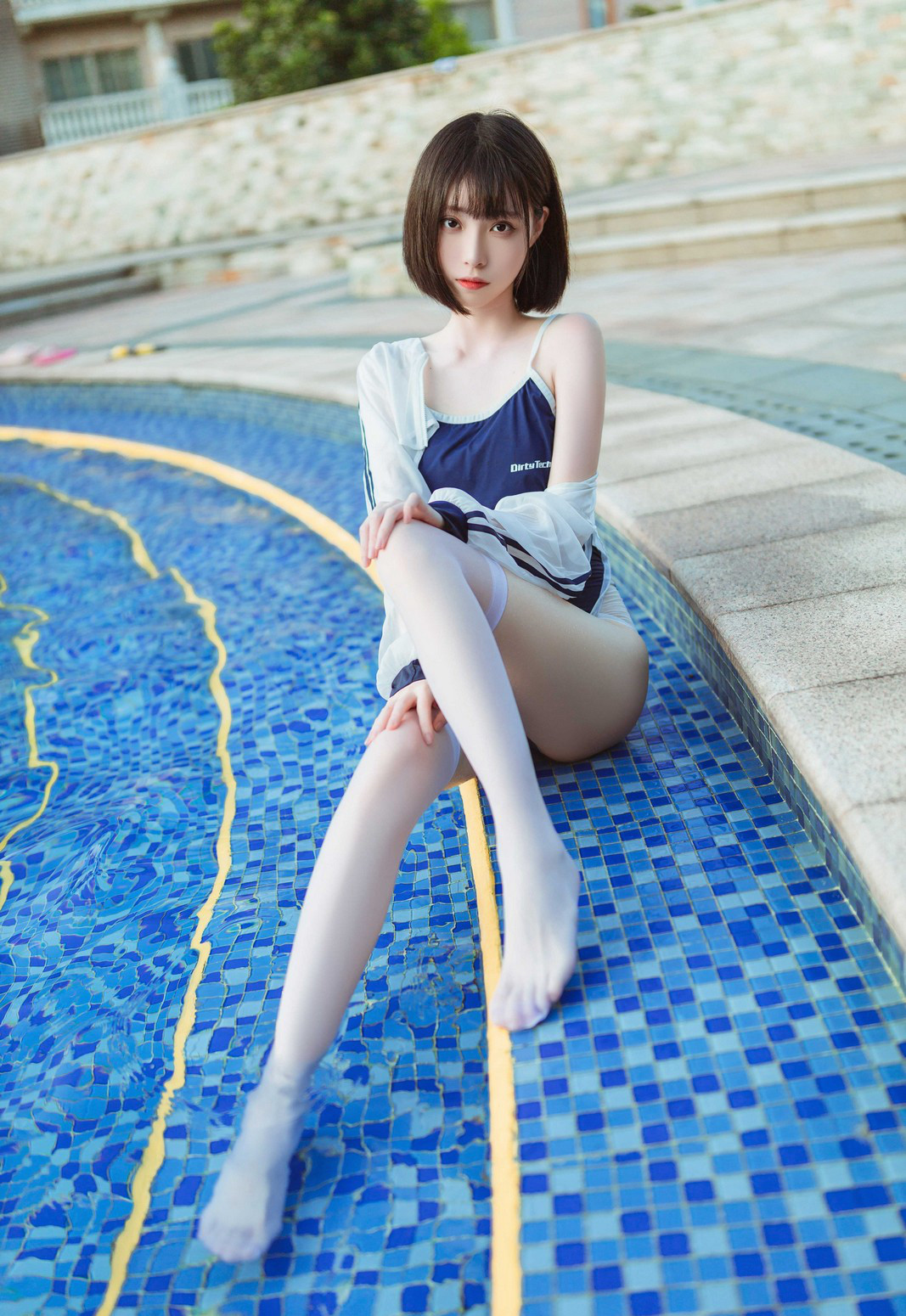 许岚cos大尺度白丝美腿玉足性感水中的丝袜写真