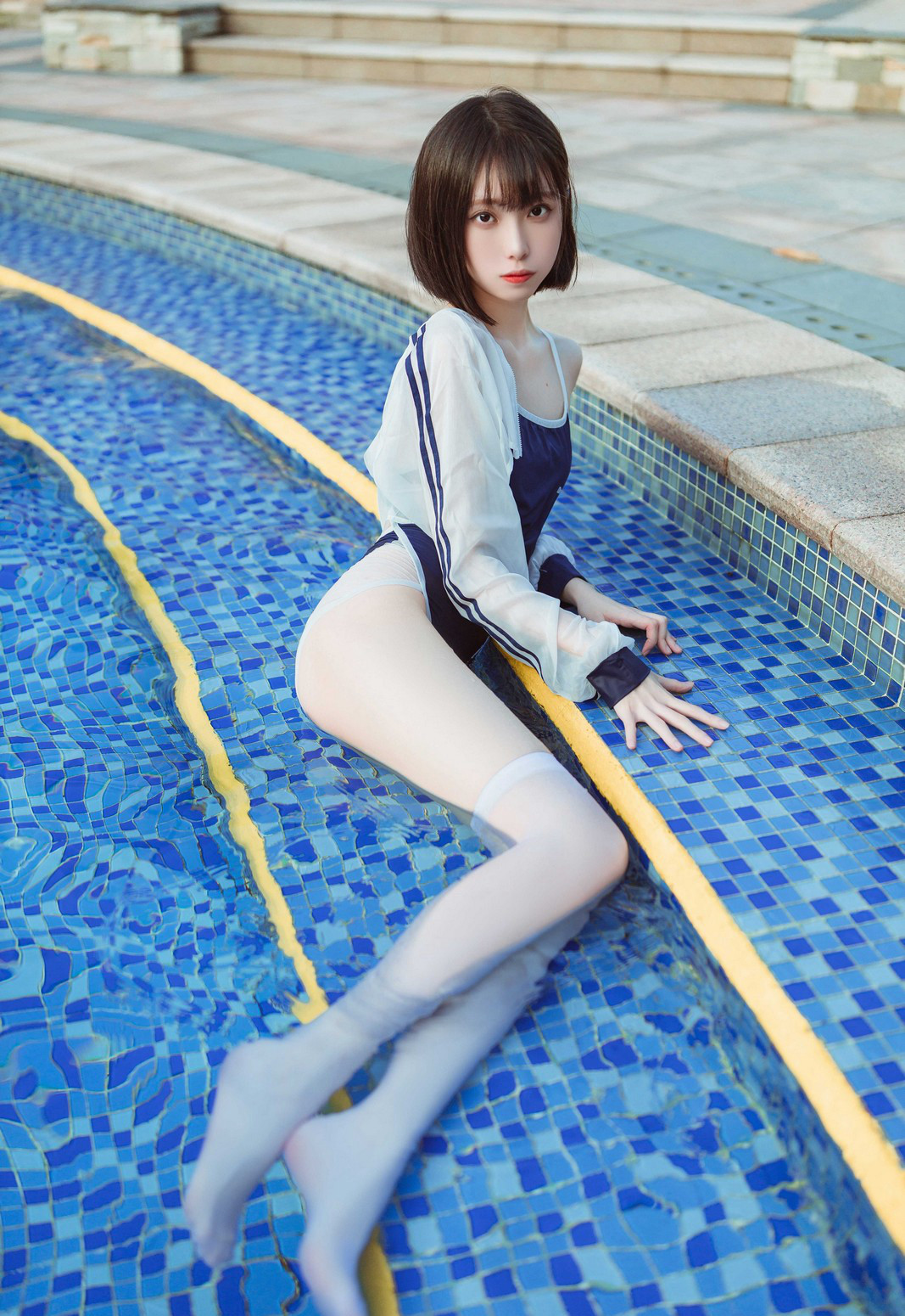 许岚cos大尺度白丝美腿玉足性感水中的丝袜写真