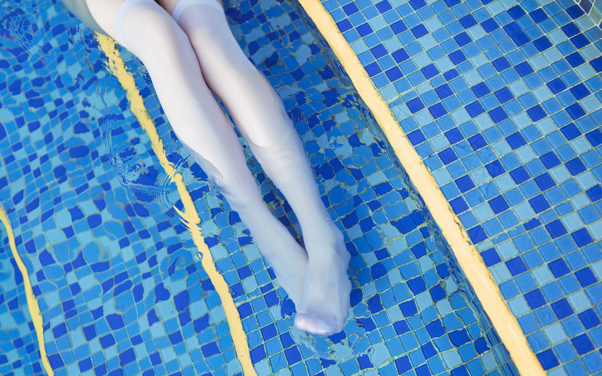 许岚cos大尺度白丝美腿玉足性感水中的丝袜写真