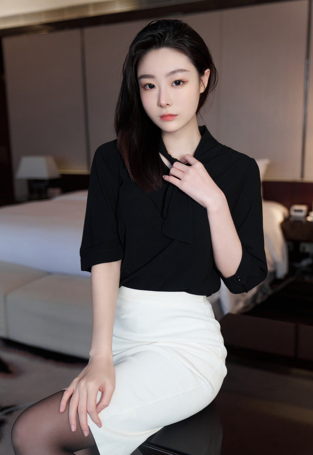 是小逗逗极品黑丝短裙秘书办公室诱惑丝袜写真