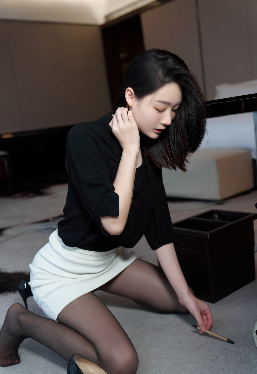 是小逗逗极品黑丝短裙秘书办公室诱惑丝袜写真