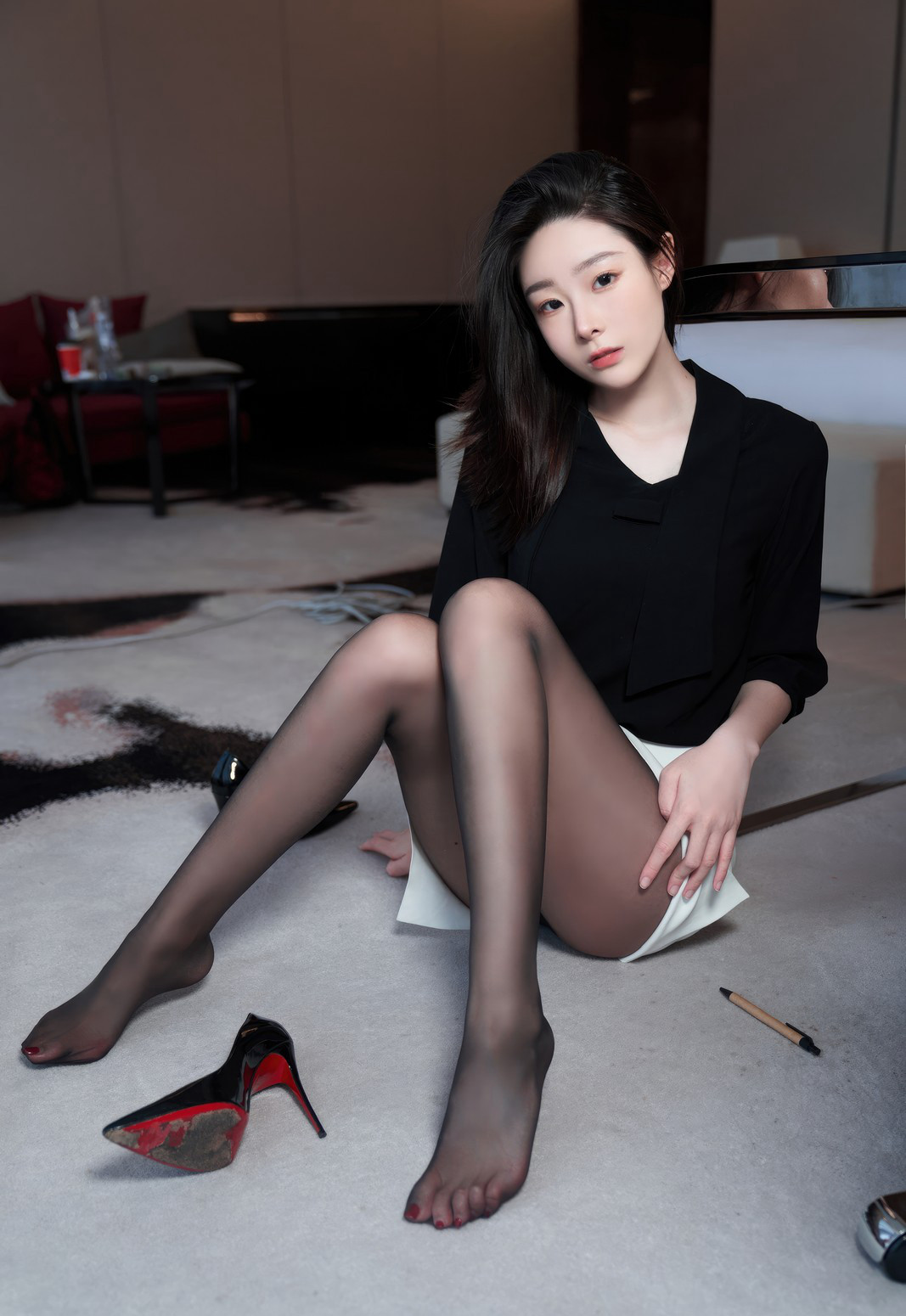 是小逗逗极品黑丝短裙秘书办公室诱惑丝袜写真