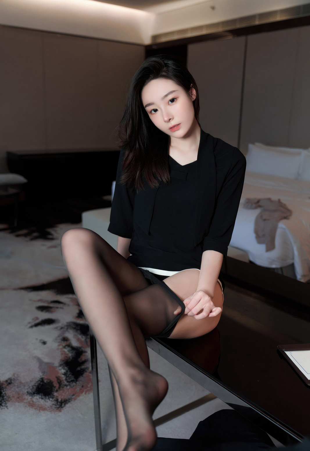 是小逗逗极品黑丝短裙秘书办公室诱惑丝袜写真