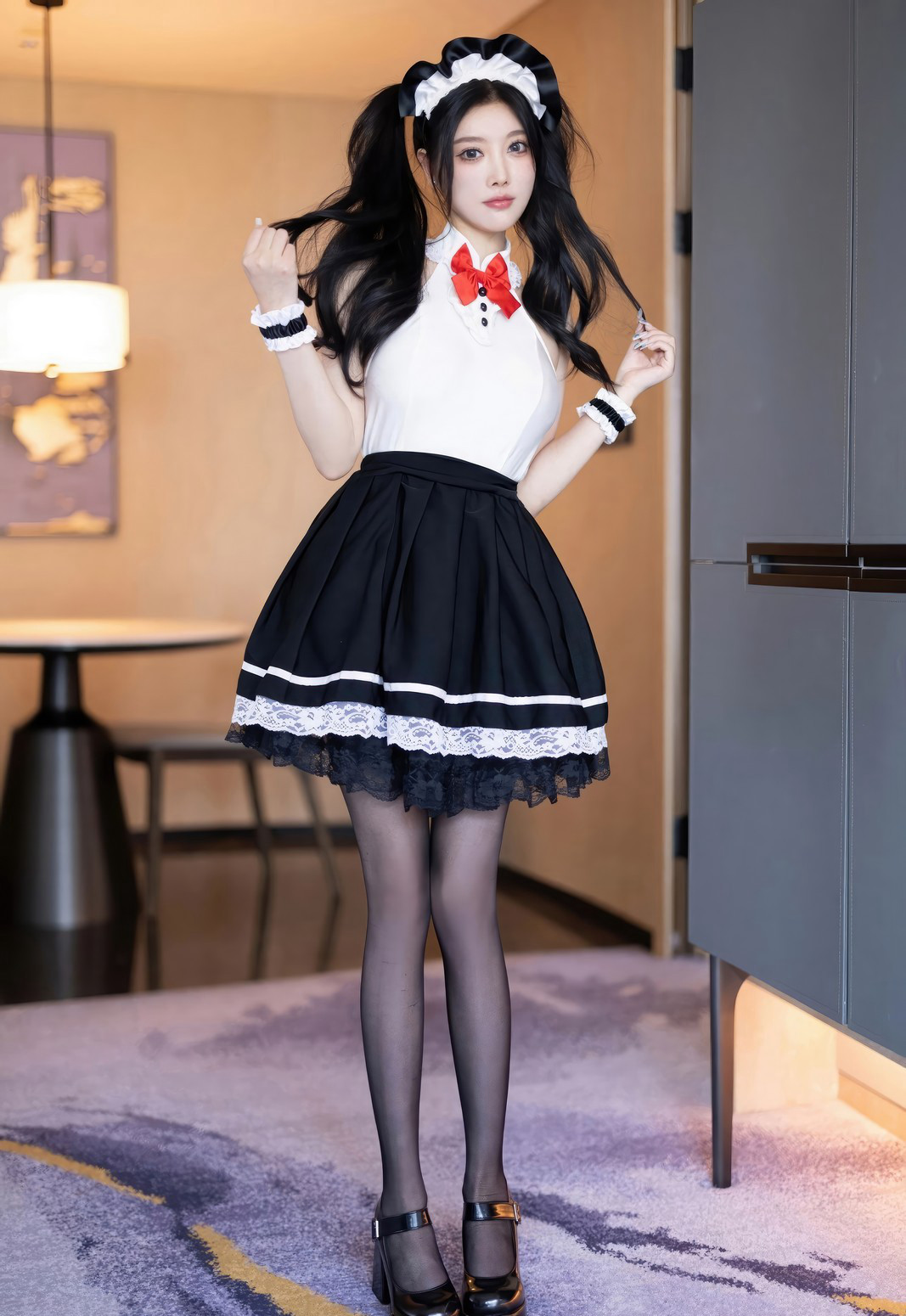 杨晨晨cosplay女仆装性感白丝吊带袜黑丝美腿玉足写真