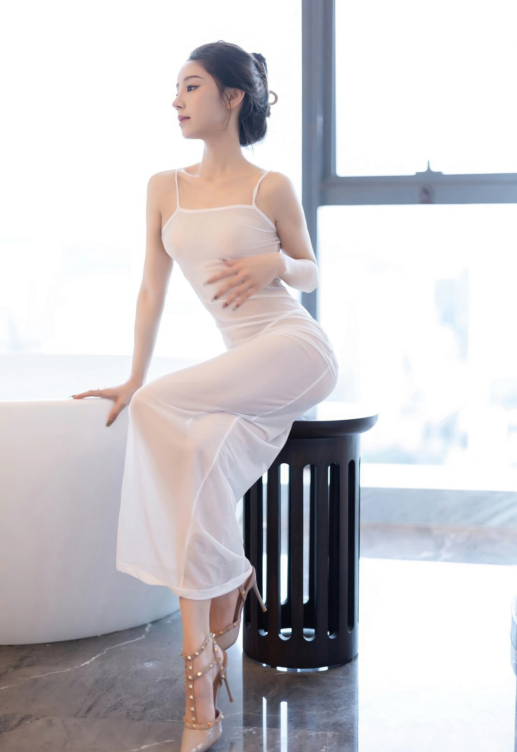 苏曼兮性感白丝袜极品美腿性感白皙身材床上写真