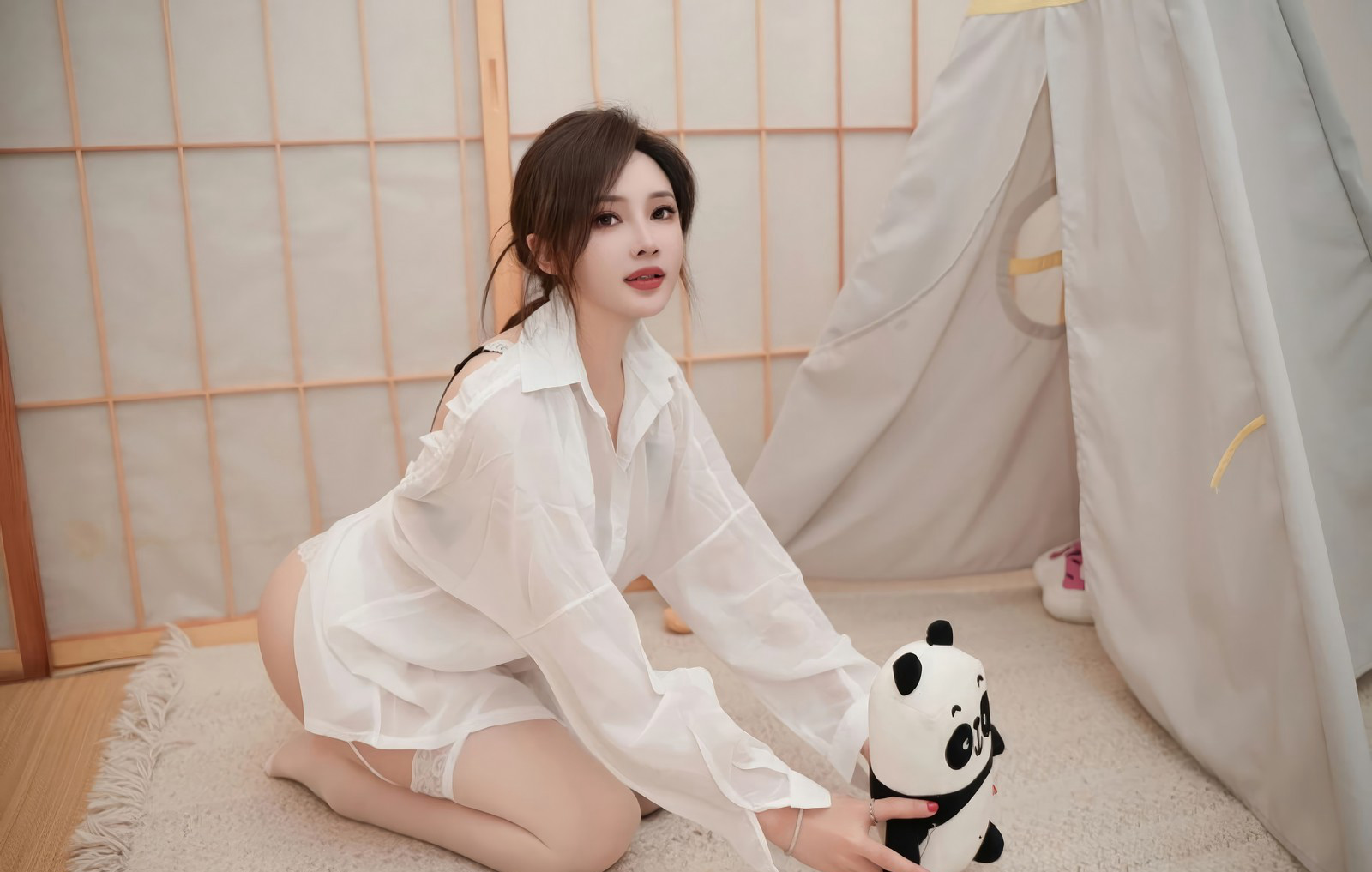 周妍希白丝丰满大胸高清美腿丝袜无内套图写真