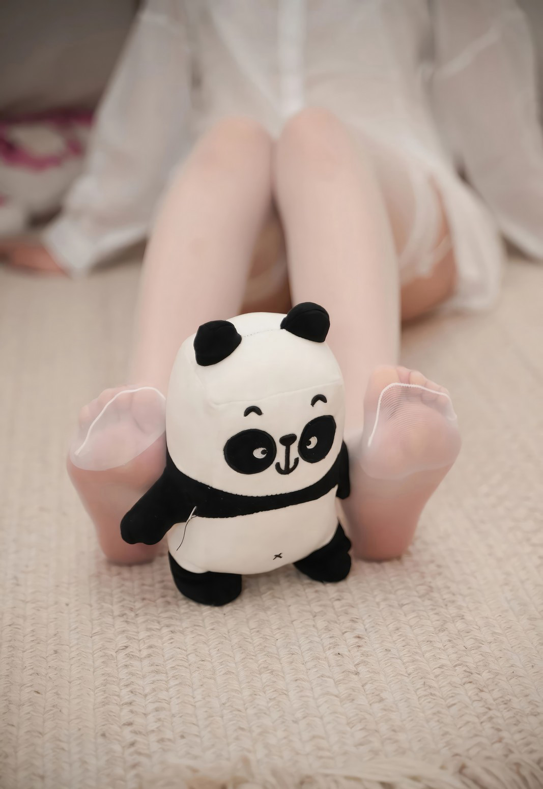 周妍希白丝丰满大胸高清美腿丝袜无内套图写真