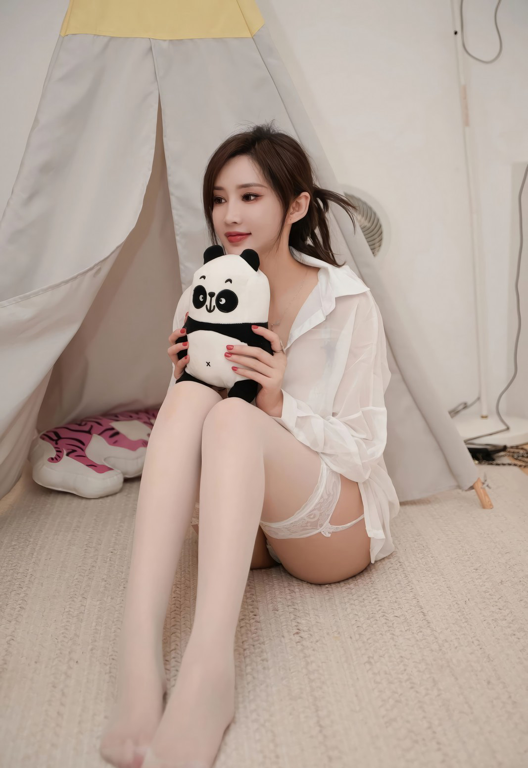 周妍希白丝丰满大胸高清美腿丝袜无内套图写真