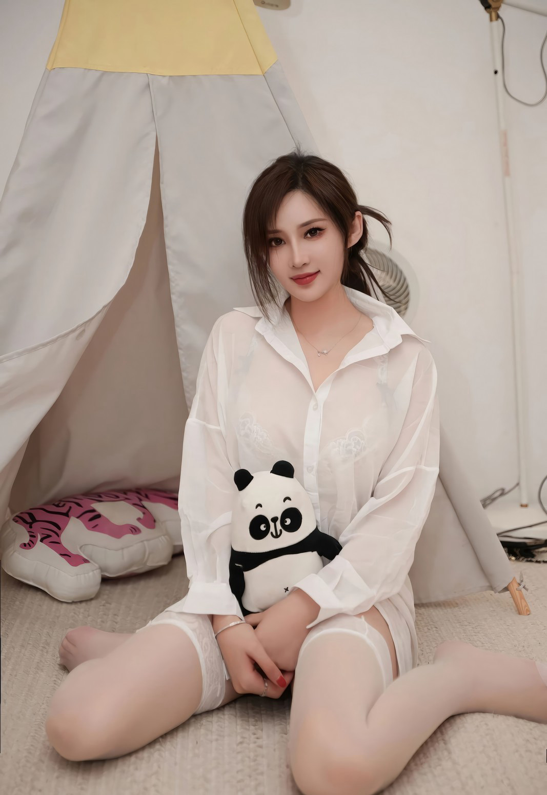 周妍希白丝丰满大胸高清美腿丝袜无内套图写真