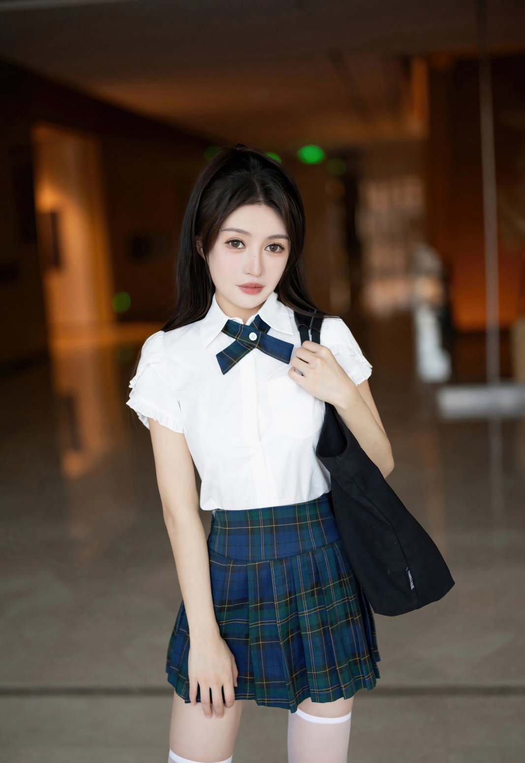 极品白丝JK唐宁宁丰满大胸白嫩皮肤丝袜无内JK写真