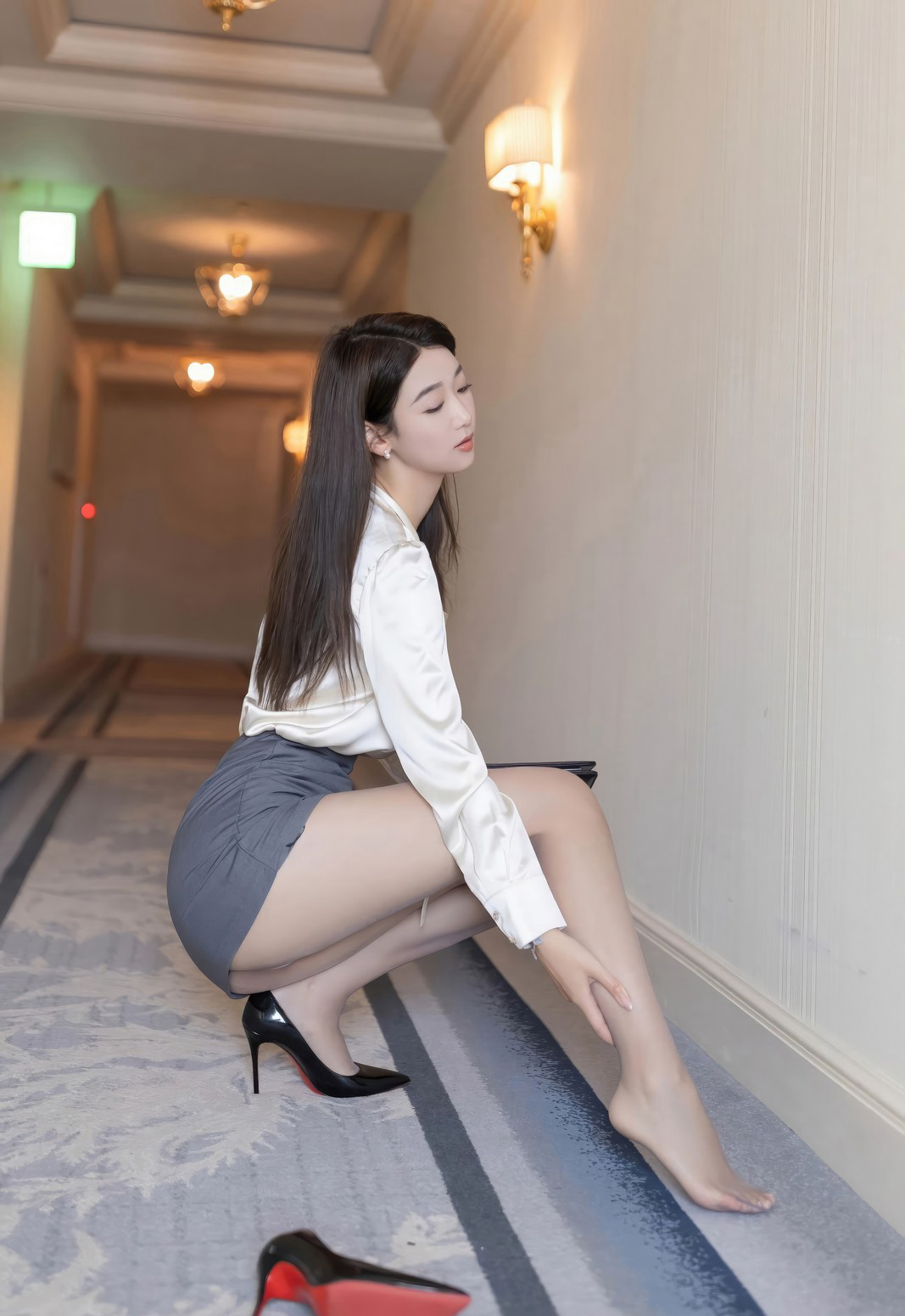 性感秘书灰丝无内唐安琪极品制服短裙高跟写真集