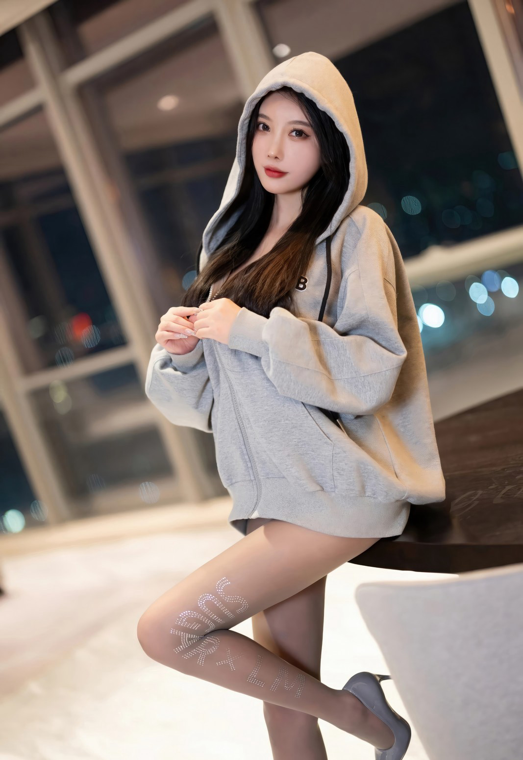 杨晨晨极品灰丝无内性感美腿丰满大胸高清套图写真