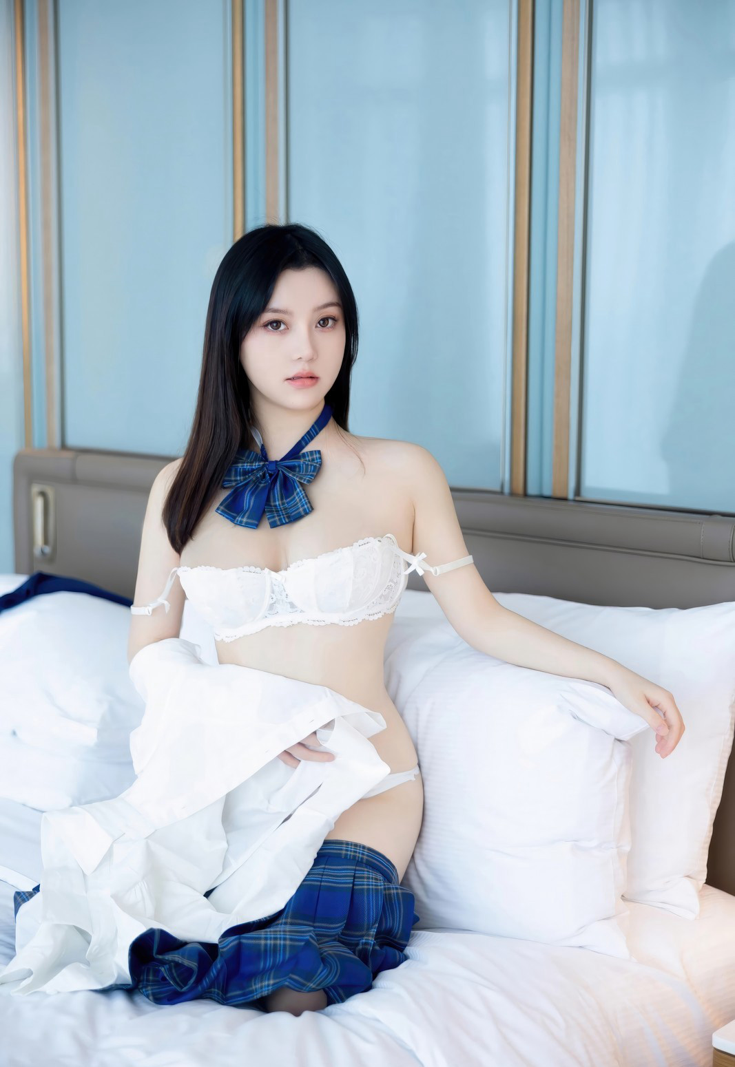 性感JK制服诱惑短裙豆瓣酱黑丝美腿丰满身材写真