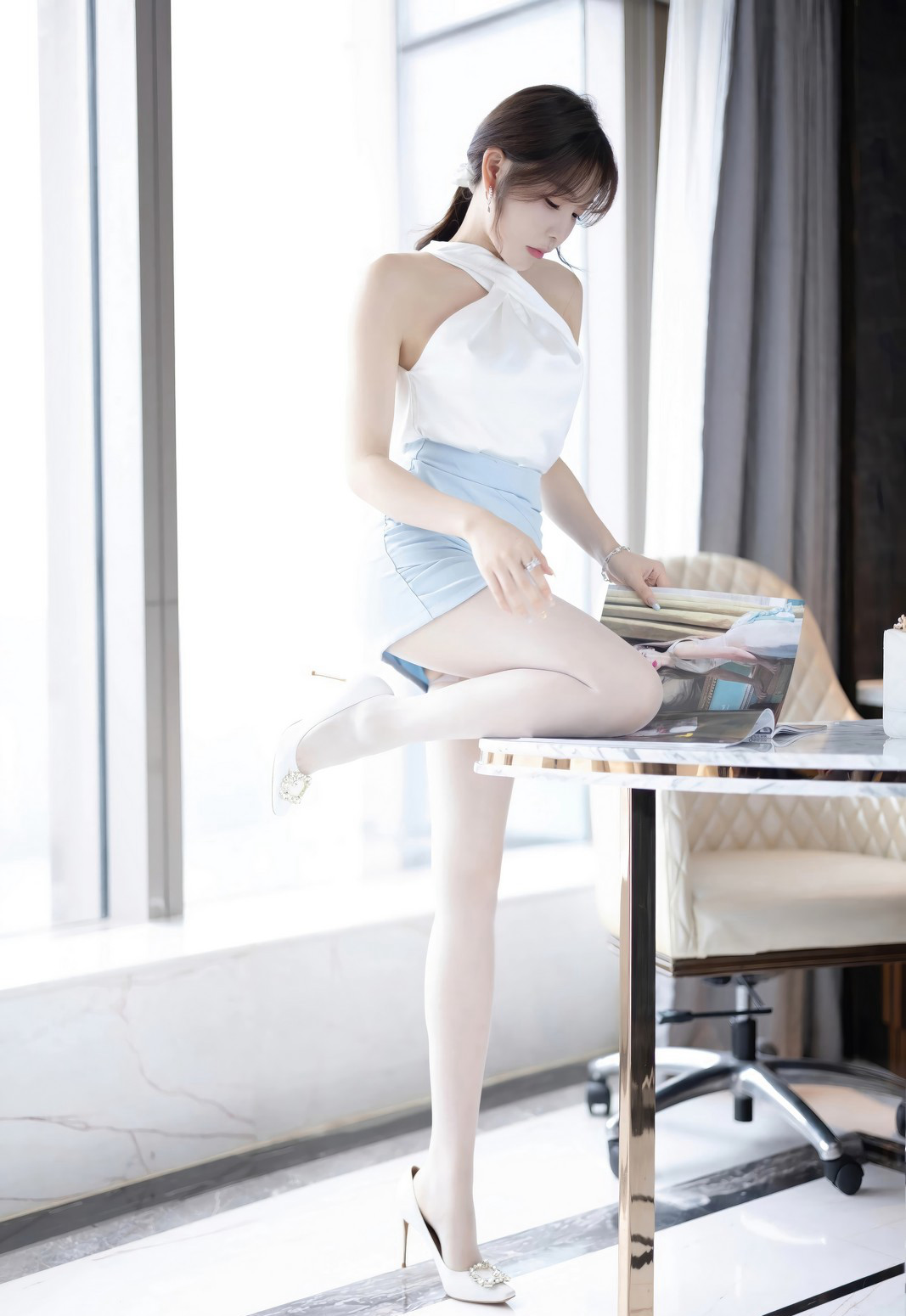 徐莉芝白丝美腿性感秘书风骚丝袜无内诱惑套图