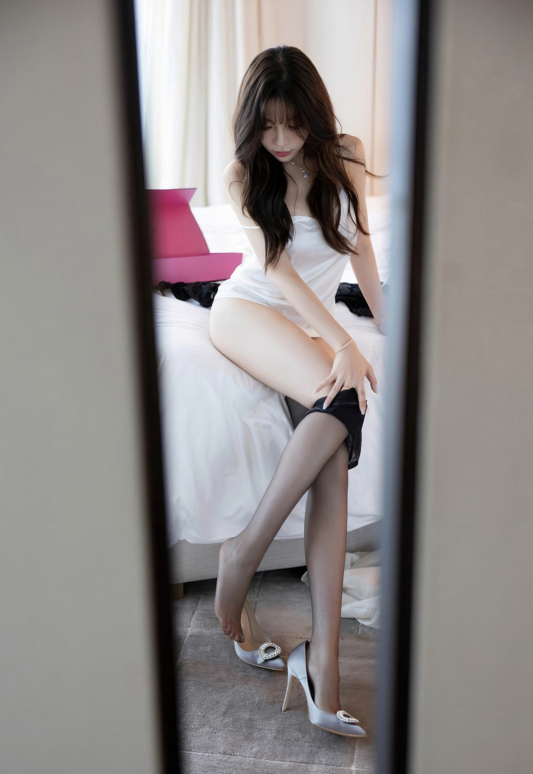 徐莉芝性感黑丝办公室风骚秘书丝袜美腿高跟制服写真