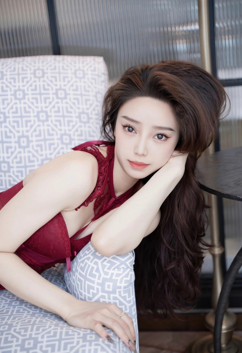 苏曼兮红色丝袜无内性感情趣高跟美腿高清套图写真