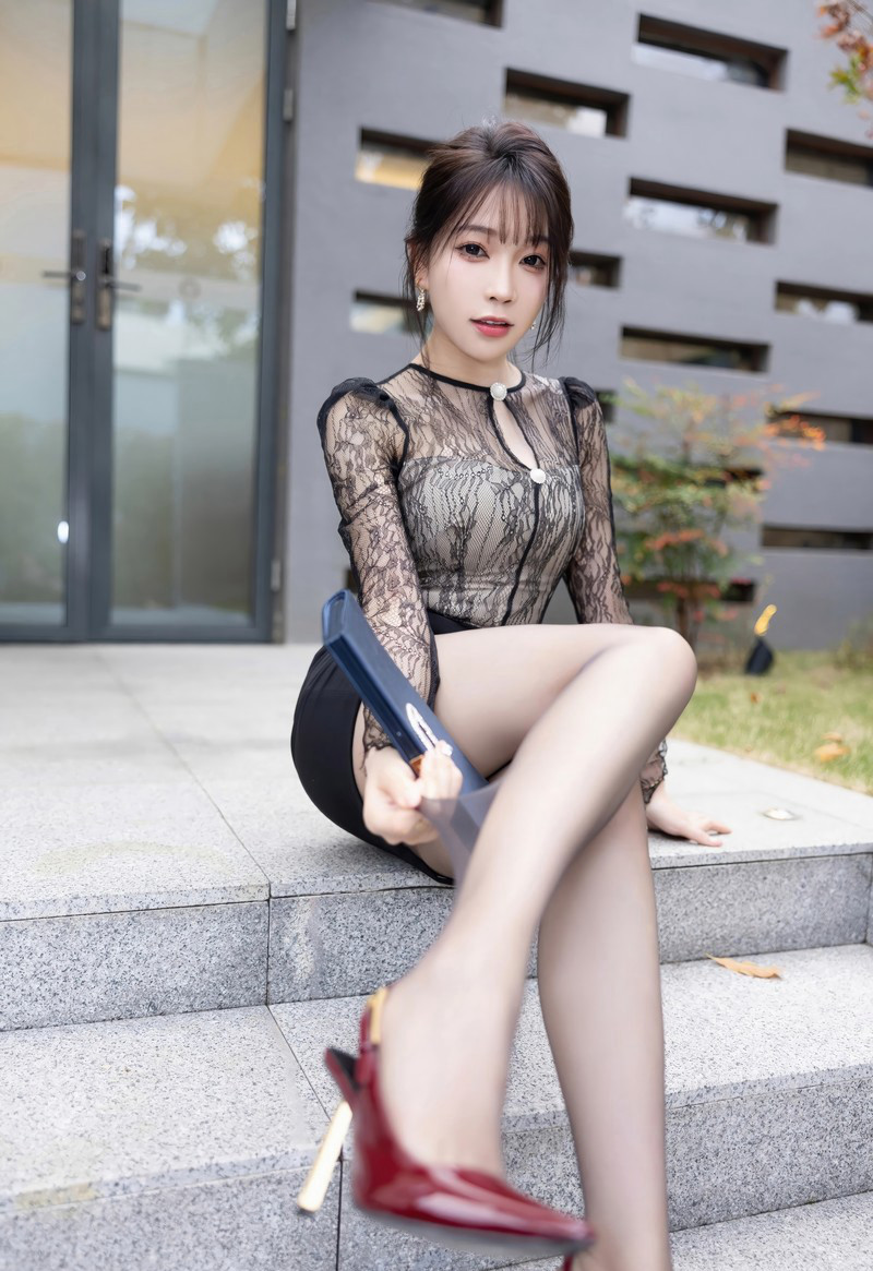 徐莉芝性感丁字裤超薄黑丝性感美腿高跟写真集