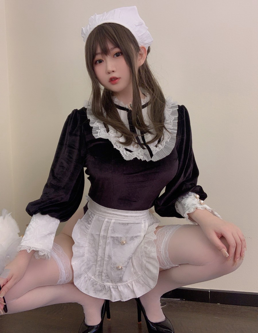 cosplay美女依酱呀性感白丝女仆装丁字裤写真